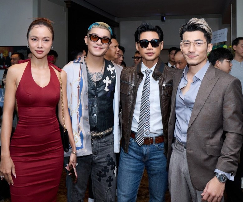 Dahan phương oanh hoá tổng tài cuốn hút xuất hiện khác biệt bên dàn mỹ nhân gợi cảm - 7