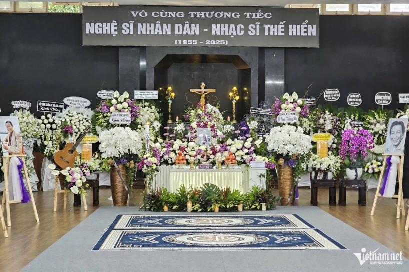 Đám tang nsnd thế hiển vợ túc trực bên linh cữu gửi lời nhắn xé lòng - 1