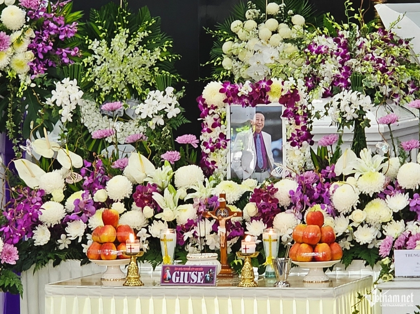 Đám tang nsnd thế hiển vợ túc trực bên linh cữu gửi lời nhắn xé lòng - 3