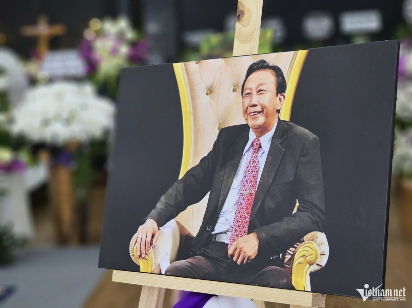 Đám tang nsnd thế hiển vợ túc trực bên linh cữu gửi lời nhắn xé lòng - 4