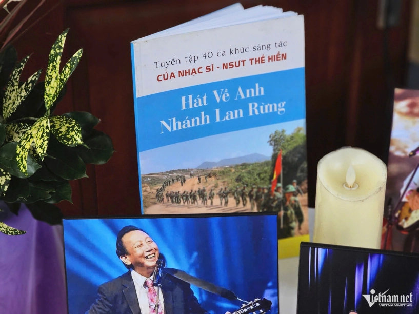 Đám tang nsnd thế hiển vợ túc trực bên linh cữu gửi lời nhắn xé lòng - 6