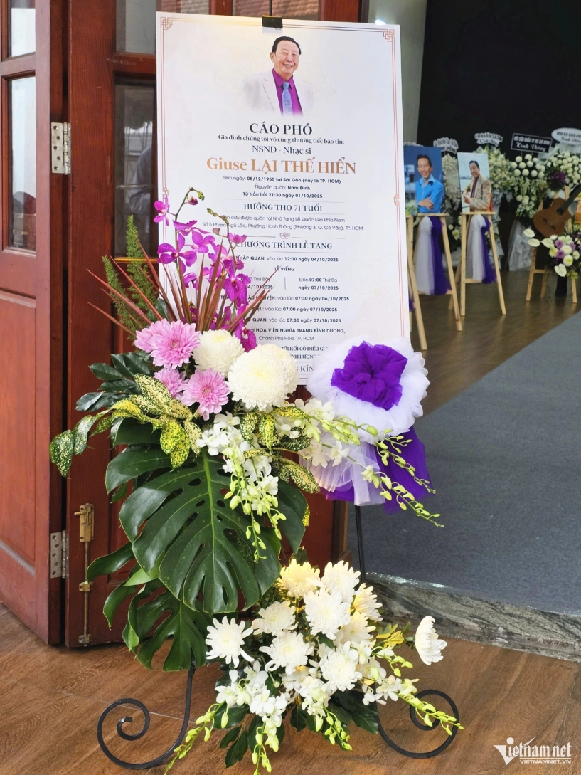 Đám tang nsnd thế hiển vợ túc trực bên linh cữu gửi lời nhắn xé lòng - 7