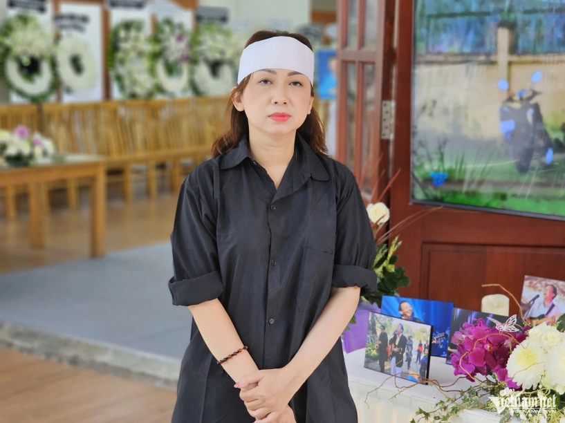 Đám tang nsnd thế hiển vợ túc trực bên linh cữu gửi lời nhắn xé lòng - 8