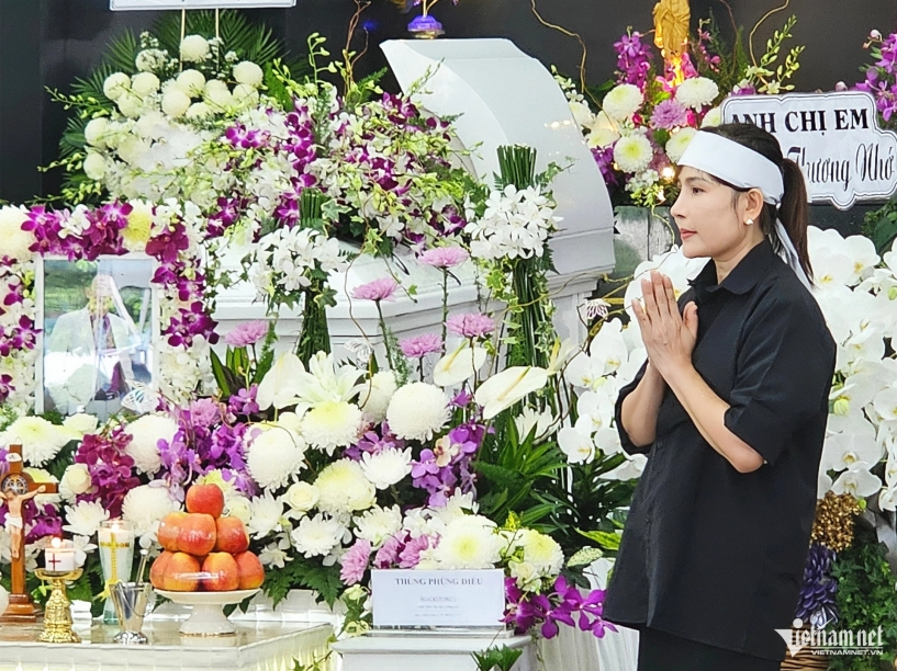 Đám tang nsnd thế hiển vợ túc trực bên linh cữu gửi lời nhắn xé lòng - 9