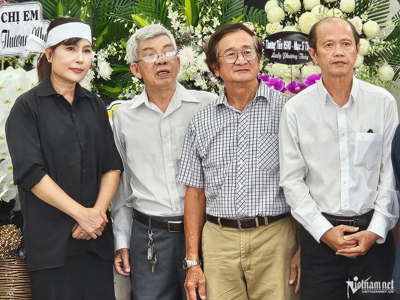 Đám tang nsnd thế hiển vợ túc trực bên linh cữu gửi lời nhắn xé lòng - 10