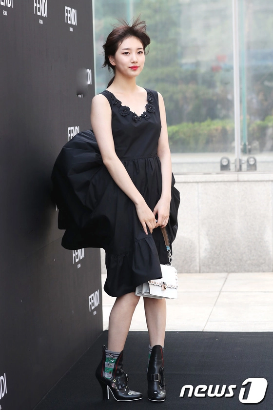 Đang xúng xính váy áo xinh đẹp sao hết hồn hết vía khi gặp gió độc - 1