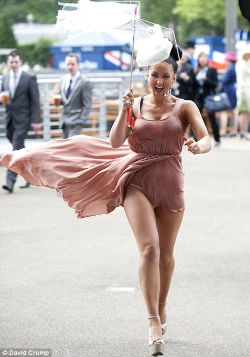 Đang xúng xính váy áo xinh đẹp sao hết hồn hết vía khi gặp gió độc - 13