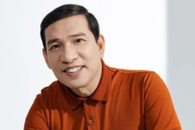 Danh hài xuất thân thợ mộc giờ làm thành viên hội đồng quản trị tập đoàn bế con trai bị hiểu lầm là ông nội - 1