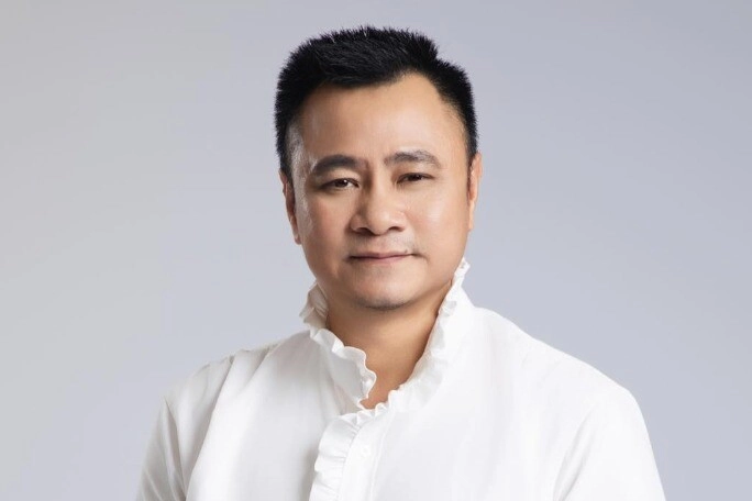 Danh hài xuất thân thợ mộc giờ làm thành viên hội đồng quản trị tập đoàn bế con trai bị hiểu lầm là ông nội - 4