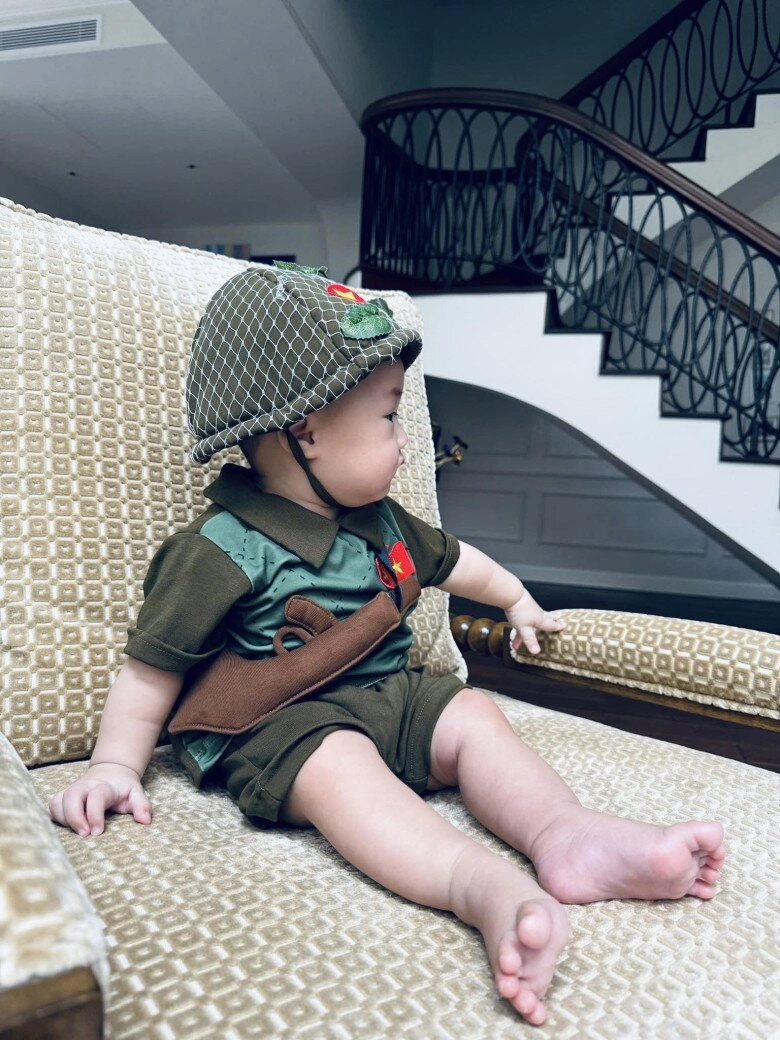 Diễm my 9x chăm con trai đến bầm tím cả trán quý tử chưa tròn 1 tuổi đã phải học cả núi sách - 5