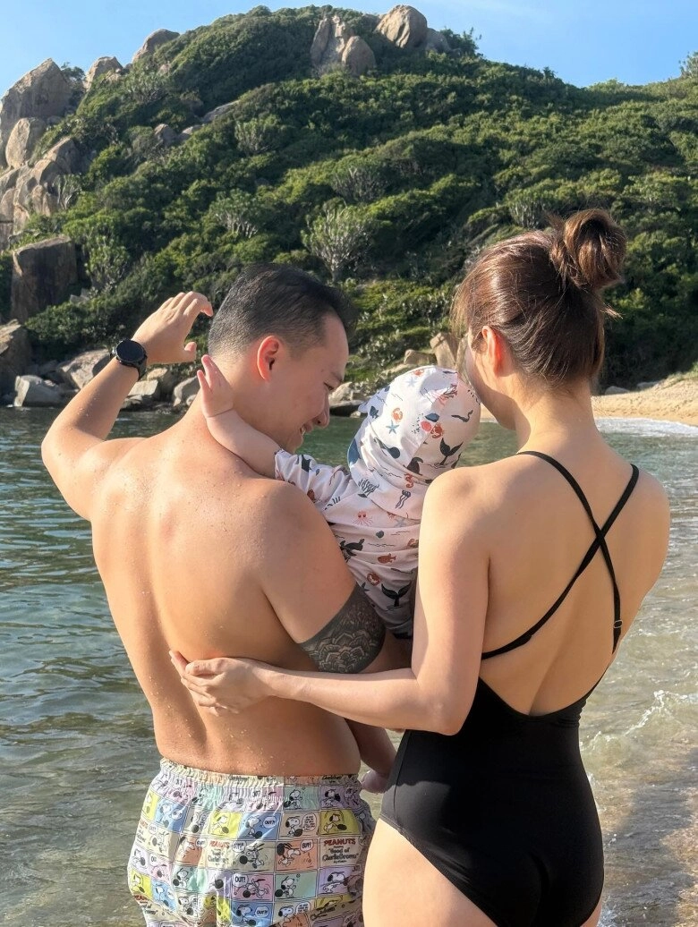 Diễm my 9x chăm con trai đến bầm tím cả trán quý tử chưa tròn 1 tuổi đã phải học cả núi sách - 7