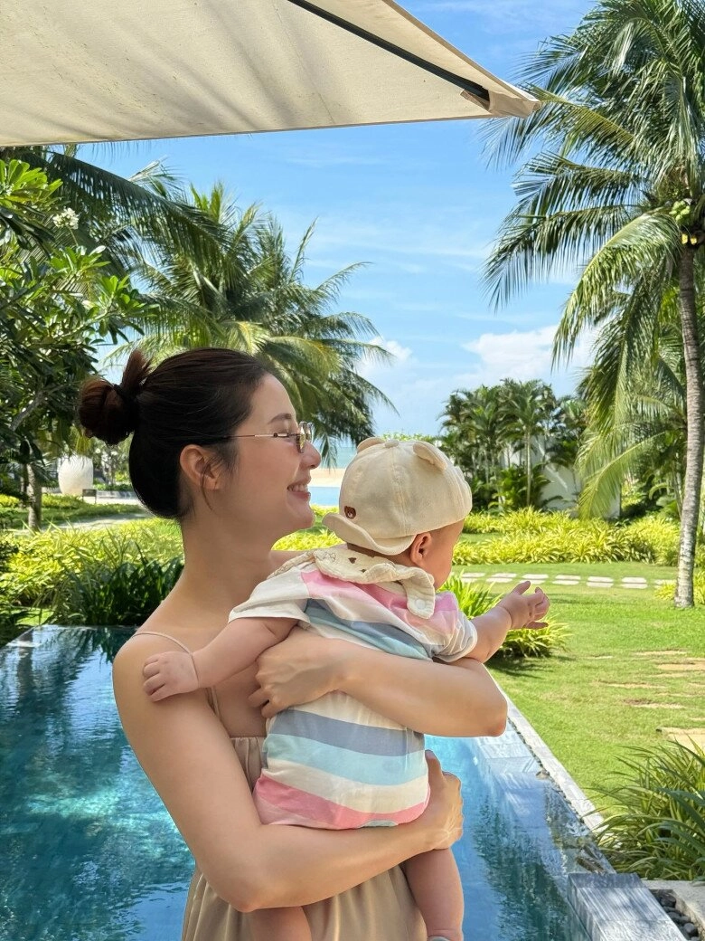 Diễm my 9x chăm con trai đến bầm tím cả trán quý tử chưa tròn 1 tuổi đã phải học cả núi sách - 8