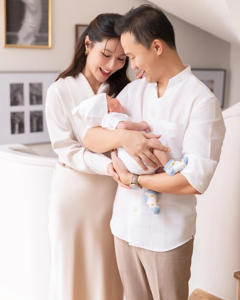 Diễm my 9x chăm con trai đến bầm tím cả trán quý tử chưa tròn 1 tuổi đã phải học cả núi sách - 9