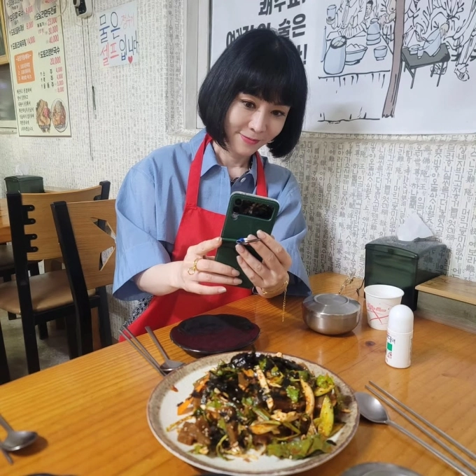 Diễn viên hàn quốc tiết lộ cách giúp tóc dày ít bạc - 3