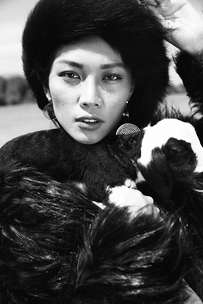 Diệu huyền mặc kín bưng vẫn nóng rẫy trên cát - 1