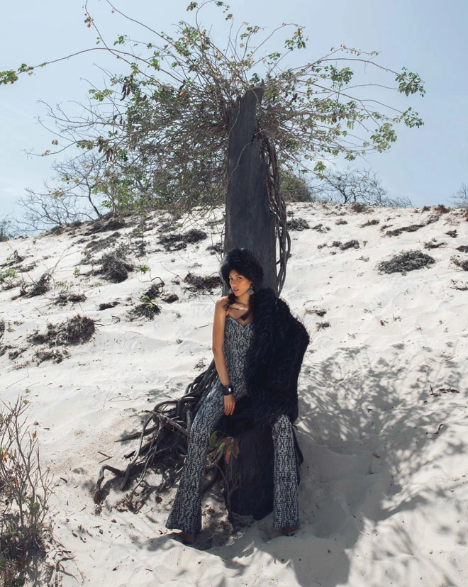 Diệu huyền mặc kín bưng vẫn nóng rẫy trên cát - 3