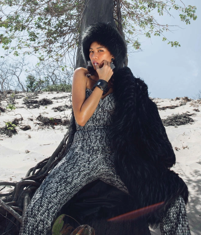 Diệu huyền mặc kín bưng vẫn nóng rẫy trên cát - 4