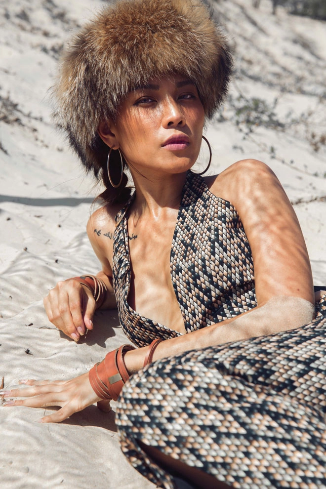 Diệu huyền mặc kín bưng vẫn nóng rẫy trên cát - 7