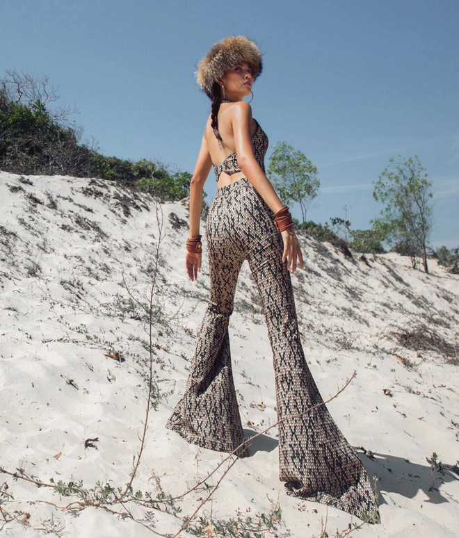 Diệu huyền mặc kín bưng vẫn nóng rẫy trên cát - 8