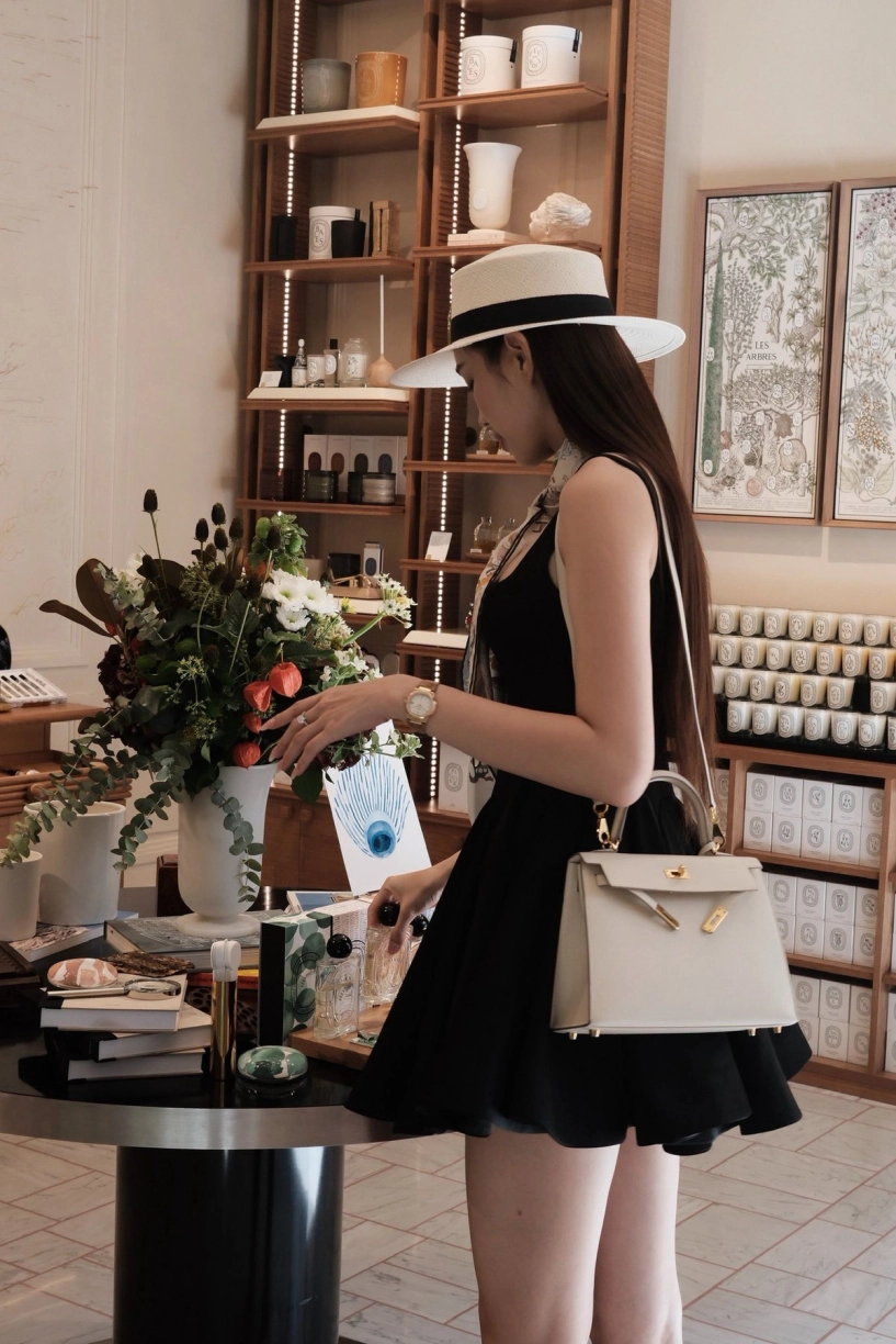 Đỗ thị hà khoe chân dài 111m khi diện váy ngắn dạo phố milano - 2