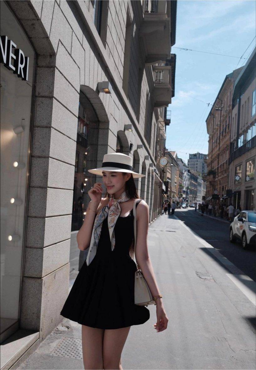 Đỗ thị hà khoe chân dài 111m khi diện váy ngắn dạo phố milano - 5