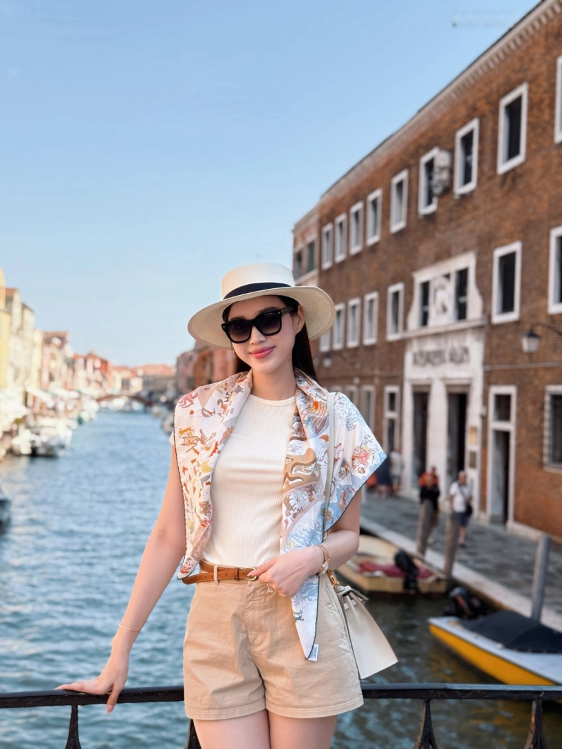 Đỗ thị hà khoe chân dài 111m khi diện váy ngắn dạo phố milano - 7