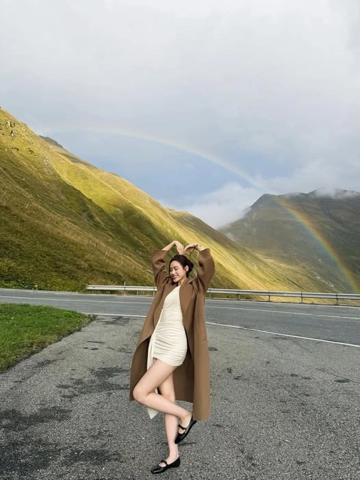 Đỗ thị hà khoe chân dài 111m khi diện váy ngắn dạo phố milano - 9