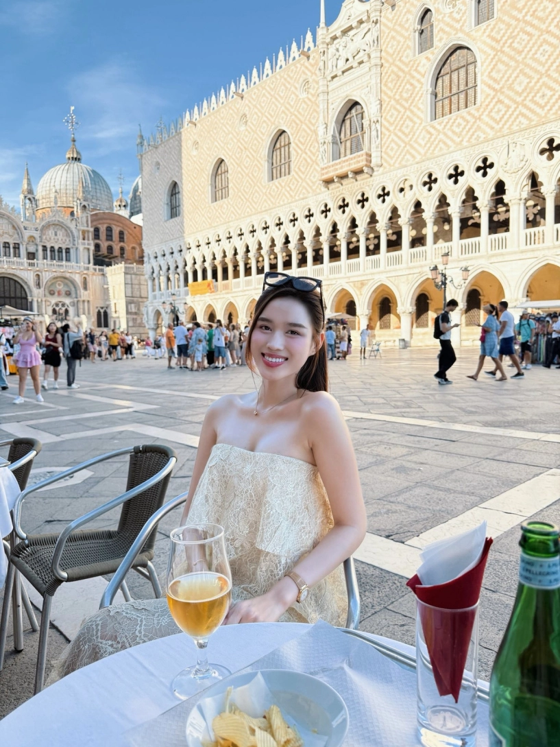 Đỗ thị hà khoe chân dài 111m khi diện váy ngắn dạo phố milano - 10