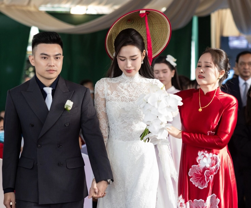 Đỗ thị hà và thiếu gia viết vương đội mưa làm lễ thành hôn rạp cưới lớn nhất quảng trị bị rách do bão số 12 - 15