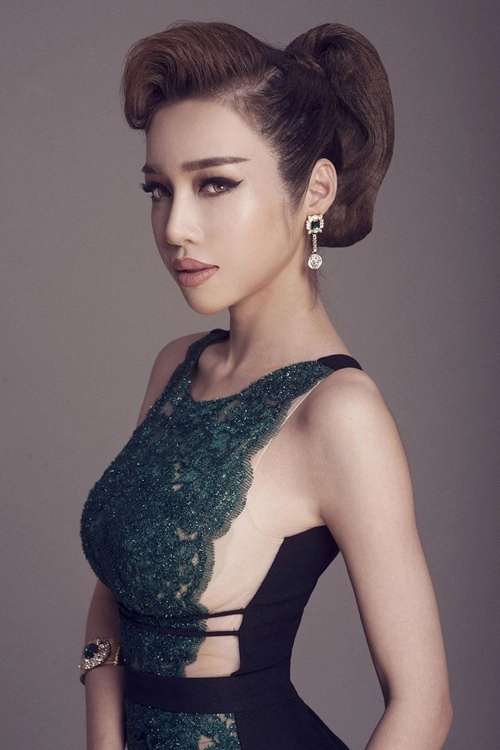 Elly trần khoe thân hình hấp dẫn với váy áo táo bạo - 1