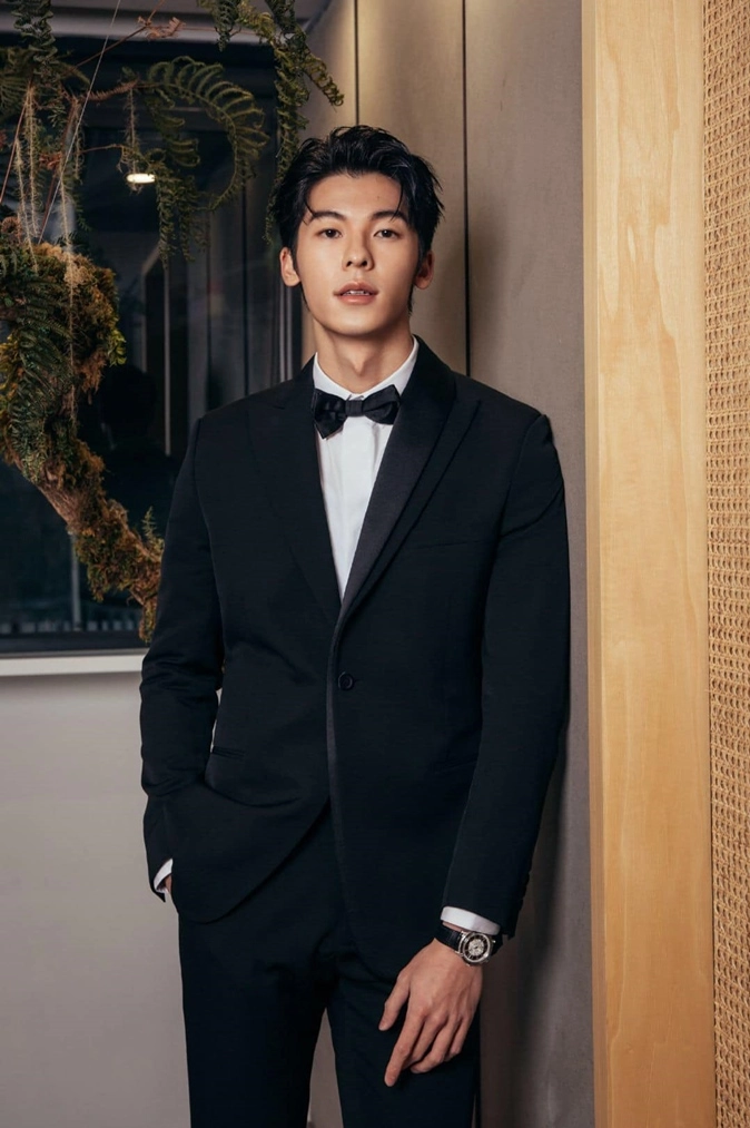 Fan việt mặc váy cưới xếp hàng dài chờ gặp hứa quang hán - 1