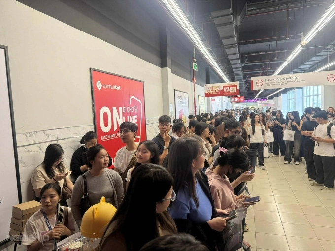 Fan việt mặc váy cưới xếp hàng dài chờ gặp hứa quang hán - 2