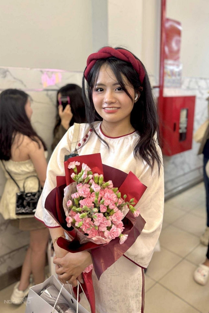 Fan việt mặc váy cưới xếp hàng dài chờ gặp hứa quang hán - 9