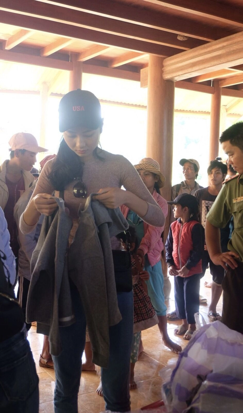 Hai mỹ nhân của hoa hậu việt nam lặng lẽ đi từ thiện tại quảng nam - 4