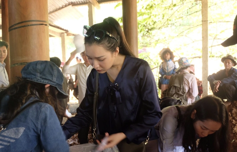 Hai mỹ nhân của hoa hậu việt nam lặng lẽ đi từ thiện tại quảng nam - 5