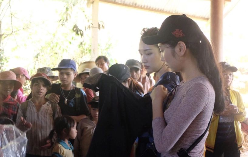 Hai mỹ nhân của hoa hậu việt nam lặng lẽ đi từ thiện tại quảng nam - 6