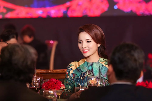 Hh kỳ duyên lúng liếng khoe nét xuân thì trên sàn diễn - 11