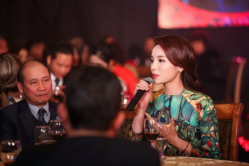 Hh kỳ duyên lúng liếng khoe nét xuân thì trên sàn diễn - 12