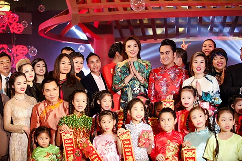 Hh kỳ duyên lúng liếng khoe nét xuân thì trên sàn diễn - 13