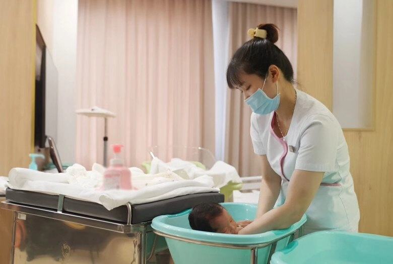 Hhen niê chi 300 triệu ở cữ phòng sang như khách sạn cảnh cả đội y tá chăm em bé khiến ai nhìn cũng ngưỡng mộ - 5