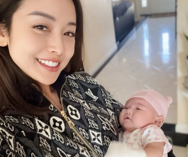Hoa hậu jennifer phạm khoe đón thành viên mới mẹ 4 con nay sung sướng vì được bế bồng thiên thần nhỏ - 1
