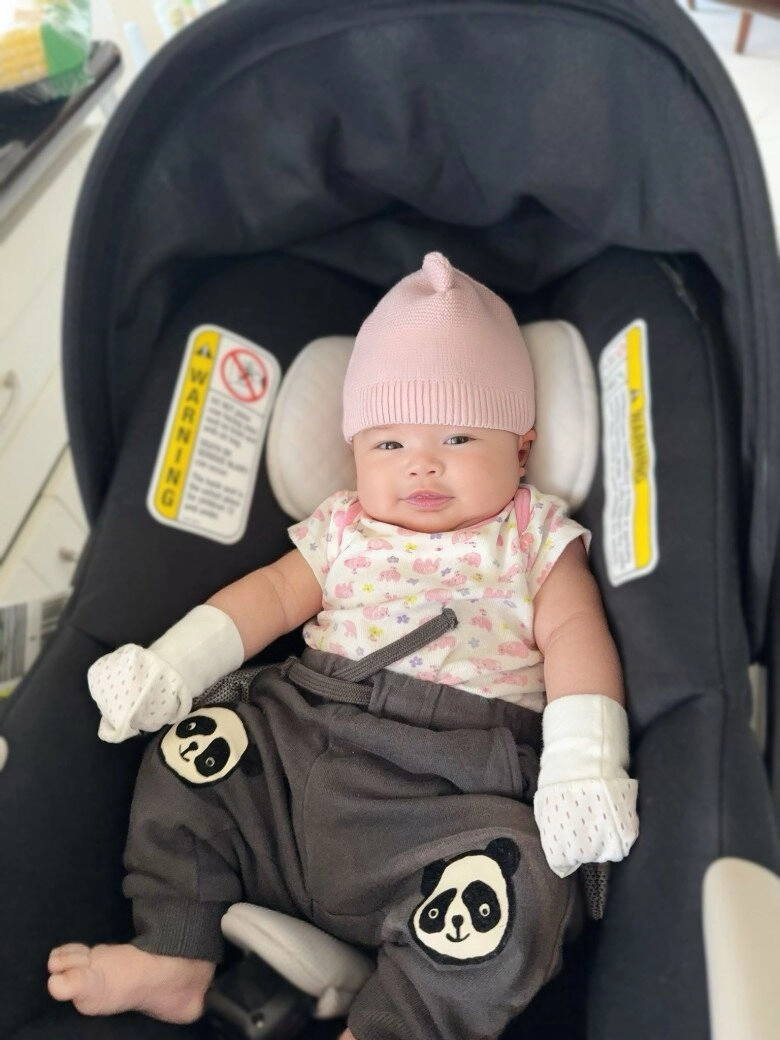 Hoa hậu jennifer phạm khoe đón thành viên mới mẹ 4 con nay sung sướng vì được bế bồng thiên thần nhỏ - 2