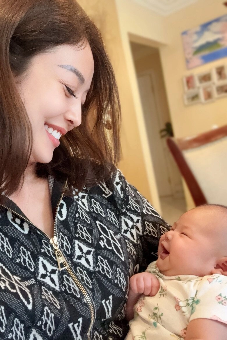 Hoa hậu jennifer phạm khoe đón thành viên mới mẹ 4 con nay sung sướng vì được bế bồng thiên thần nhỏ - 3