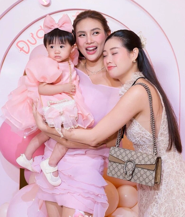 Hoa hậu khánh vân mắc đẻ với chồng nhiếp ảnh gia hơn 17 tuổi gặp con gái võ hoàng yên liền vội xin vía - 3