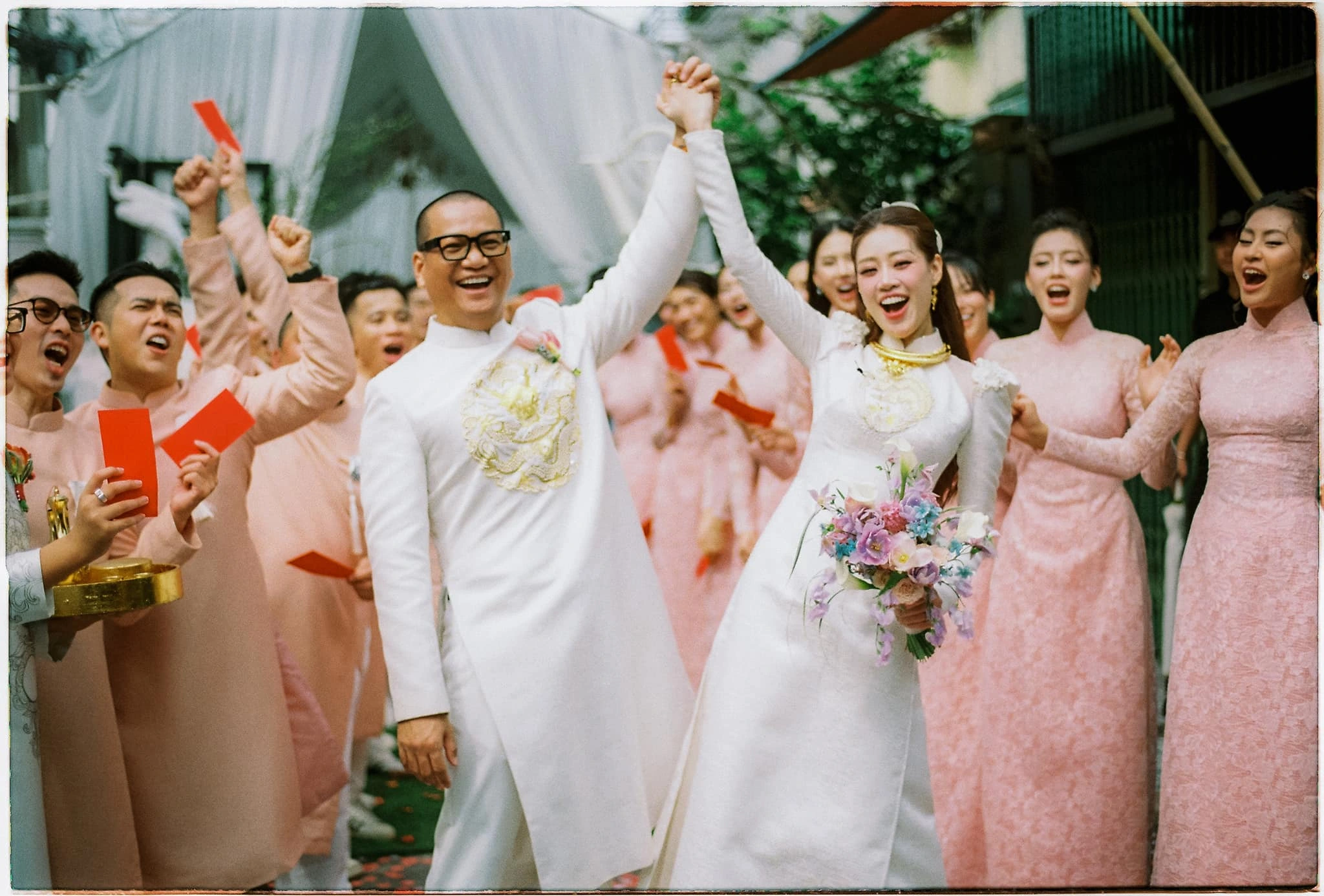 Hoa hậu khánh vân mắc đẻ với chồng nhiếp ảnh gia hơn 17 tuổi gặp con gái võ hoàng yên liền vội xin vía - 4