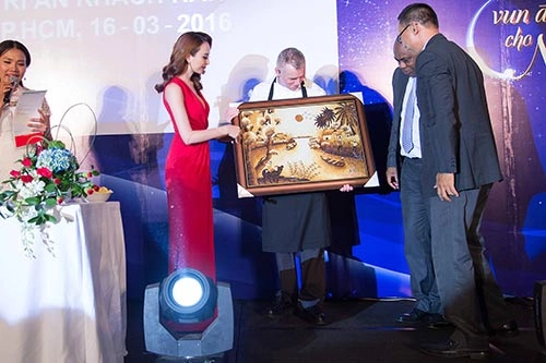 Hoa hậu ngọc diễm đẹp hút hồn với váy xẻ sâu - 6