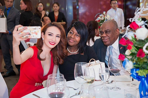 Hoa hậu ngọc diễm đẹp hút hồn với váy xẻ sâu - 8