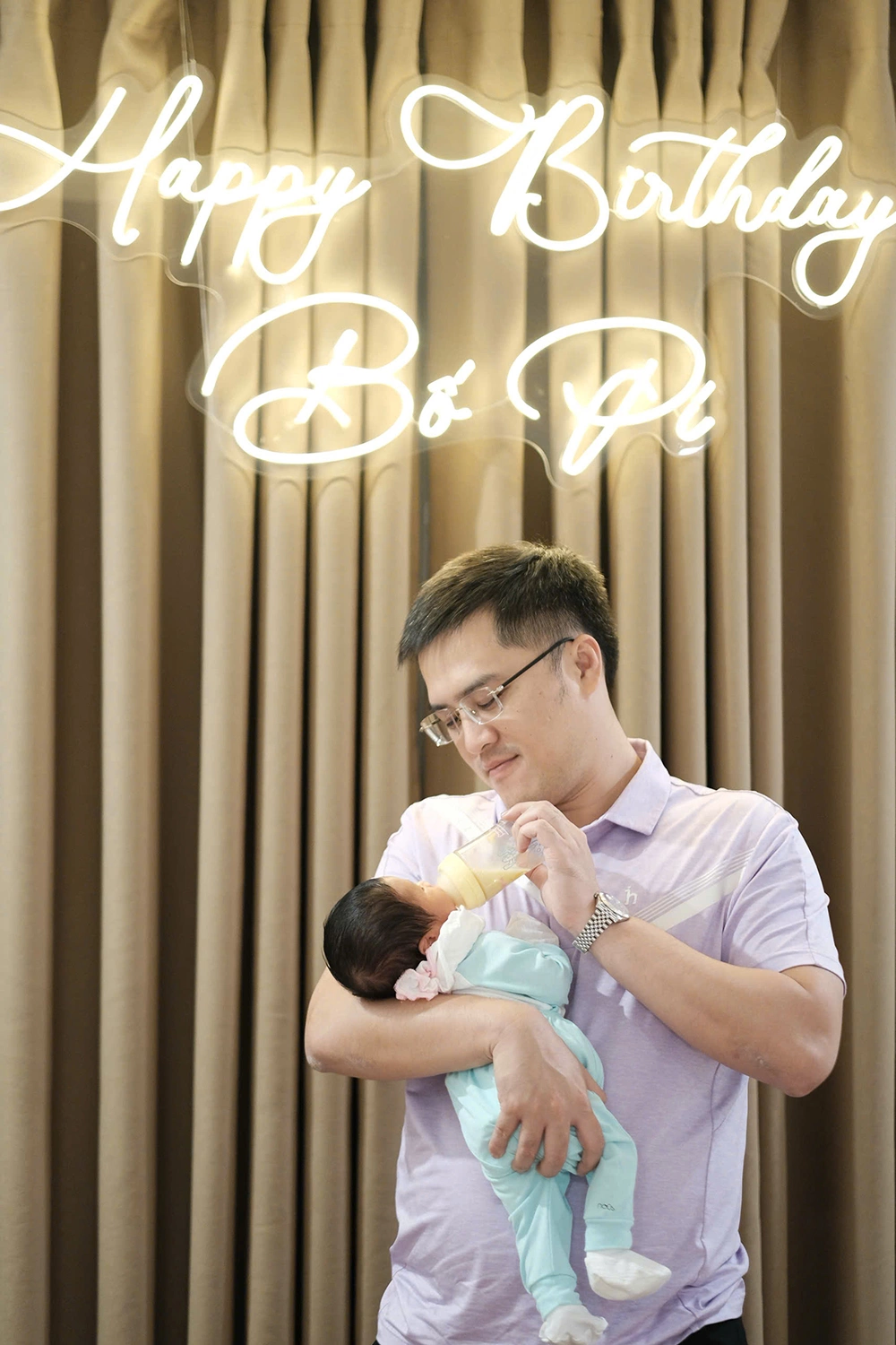 Hoa hậu ngọc hân bế con tổ chức sinh nhật cho chồng quý tử 1 tháng tuổi hưởng gen mũi cao của bố - 5