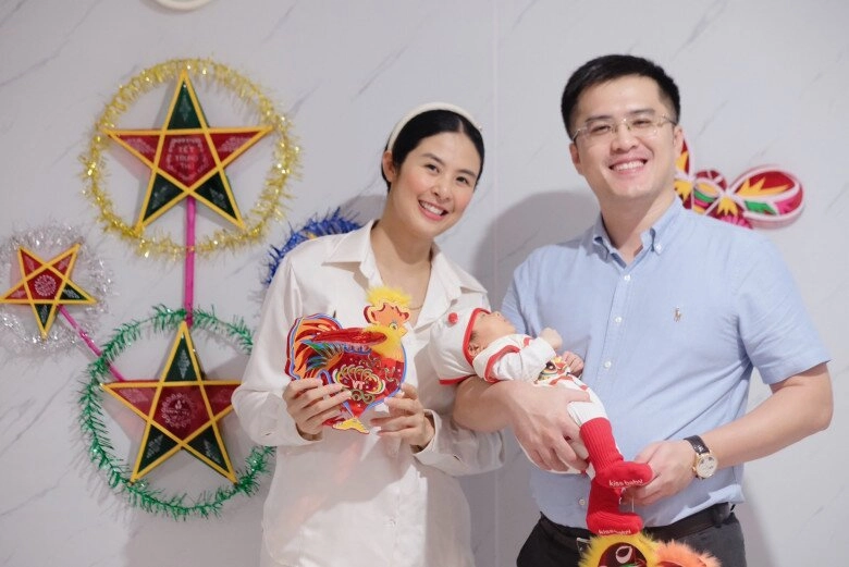 Hoa hậu ngọc hân bế con tổ chức sinh nhật cho chồng quý tử 1 tháng tuổi hưởng gen mũi cao của bố - 8