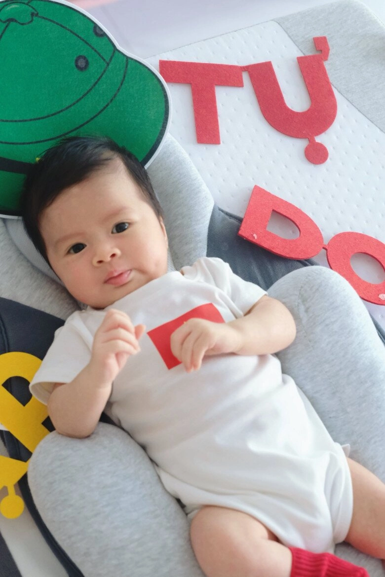 Hoa hậu ngọc hân bế con tổ chức sinh nhật cho chồng quý tử 1 tháng tuổi hưởng gen mũi cao của bố - 10